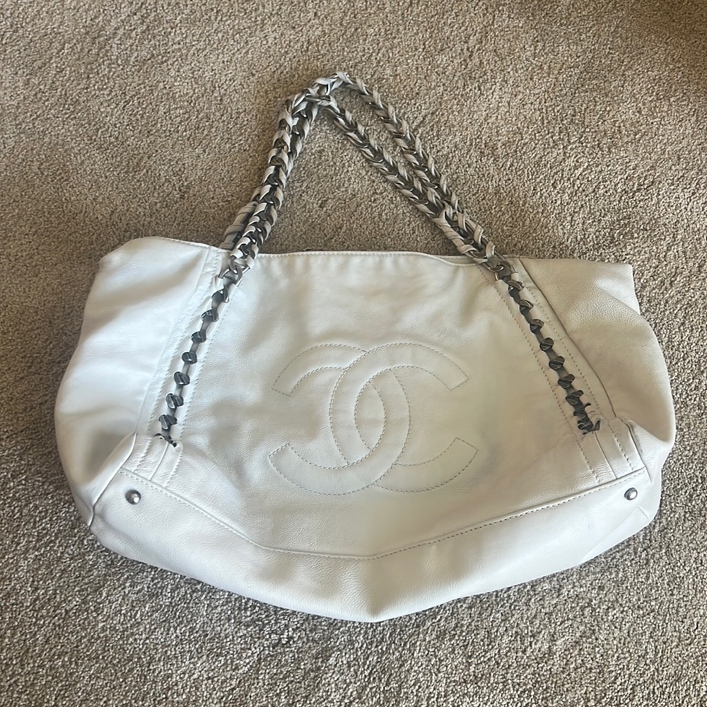 CHANEL - 💯 Authentic gorgeous leather tote!